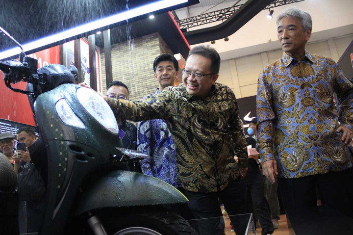 Peran pemerintah dalam menghadirkan subsidi untuk kendaraan listrik juga akan semakin menarik minat konsumen dalam beralih ke kendaraan listrik di tanah air.