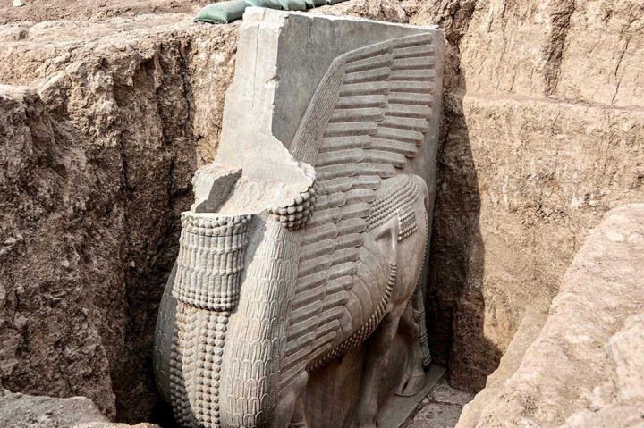 Patung Lamassu (banteng bersayap berkepala manusia) Asyur yang baru digali, ditemukan dengan seluruh sayap utuh oleh misi arkeologi Prancis di situs arkeologi Khorsabad (juga dikenal sebagai Dur-Sharrukin ), bekas ibu kota Asiria pada masa Sargon II (721–705 SM) di Provinsi Niniwe utara Irak.