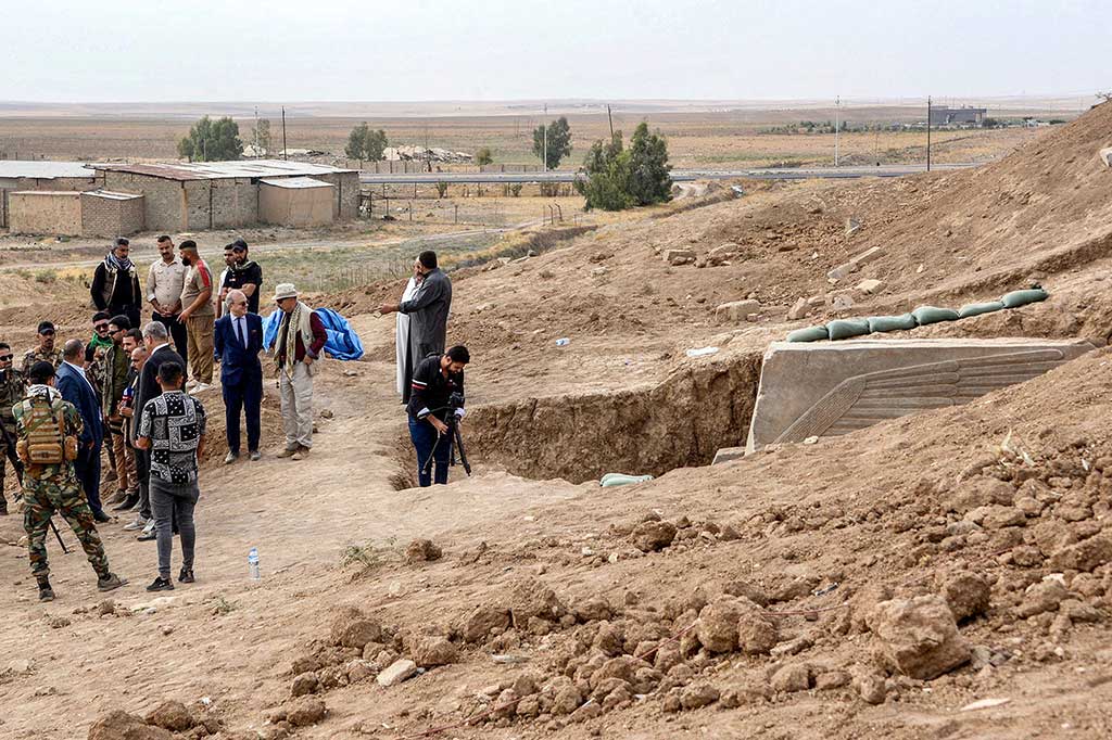 Pertama kali disebutkan pada abad ke-19 oleh arkeolog Prancis Victor Place, relief tersebut tidak tercatat dalam catatan publik hingga tahun 1990-an ketika pihak berwenang Irak mengalokasikannya untuk intervensi mendesak. Pada periode inilah para penjarah menjarah kepala dan memotong-motongnya untuk diselundupkan ke luar negeri.