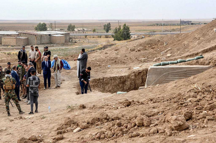 Pertama kali disebutkan pada abad ke-19 oleh arkeolog Prancis Victor Place, relief tersebut tidak tercatat dalam catatan publik hingga tahun 1990-an ketika pihak berwenang Irak mengalokasikannya untuk intervensi mendesak. Pada periode inilah para penjarah menjarah kepala dan memotong-motongnya untuk diselundupkan ke luar negeri.