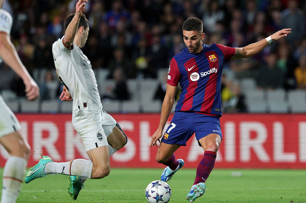 Barca tidak diperkuat sejumlah pemain kunci pada laga ini, termasuk Robert Lewandowski, Pedri, dan Frenkie de Jong. Hal itu membuat pelatih Xavi Hernandez memainkan pemain sayap Ferran Torres untuk mengisi posisi gelandang.