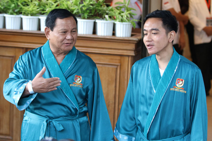 Keduanya lalu masuk ke dalam gedung untuk berganti pakaian medis dan menjalani pemeriksaan kesehatan. Setelah berganti pakaian medis, mereka menyempatkan diri menyapa awak media sebelum kembali masuk ke Gedung MCU.