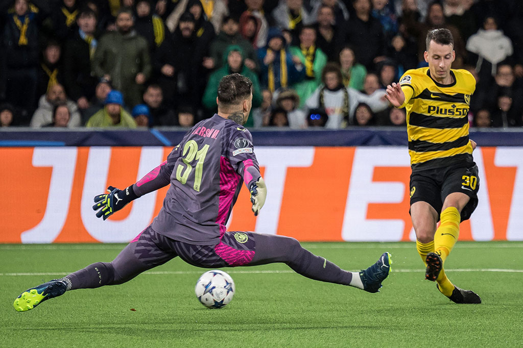 Meski mendominasi permainan, City bukannya sama sekali bebas dari ancaman. Nathan Ake harus melakukan tekel krusial untuk menggagalkan Sandro Lauper melepaskan tembakan, sedangkan sundulan Cedric Itten hanya bersarang ke jaring atas gawang Ederson. Tidak ada gol yang tercipta di babak pertama.