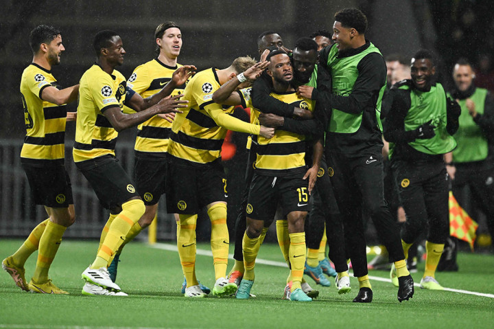 Keunggulan City hanya bertahan empat menit, ketika umpan akurat Cheikh Niasse dari area pertahanannya sendiri diterima oleh Meschack Elia. Ederson keluar dari sarangnya untuk memperkecil ruang tembak, namun Elia mampu mencungkil bola melewati kiper Brasil itu dari tepi kotak penalti. Skor berubah menjadi 1-1.