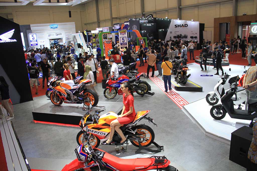 Indonesia Motorcycle Show (IMOS) yang pada tahun ganjil menggunakan label + di belakangnya ini digelar mulai Rabu, 25 Oktober 2023 sampai dengan Minggu, 29 Oktober di ICE BSD, Tangerang. Ribuan pengunjung memadati IMOS+ saat pembukaan hari ini.