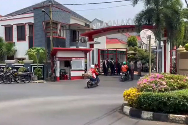  Polda Metro Jaya menggeledah dua rumah Ketua KPK Firli Bahuri yang beralamat di Villa Galaxy, Jaka Setia, Bekasi Selatan, Kota Bekasi, Jawa Barat, dan Kertanegara, Jakarta Selatan. 