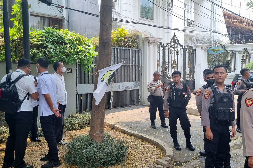 Sementara itu, belum ada pernyataan terkait informasi penggeledahan rumah Firli di Jalan Kertanegara, Jakarta. Namun, di lokasi sudah ada mobil minibus Direktorat Reserse Kriminal Khusus (Ditreskrimsus) Polda Metro Jaya dan sejumlah polisi berjaga.