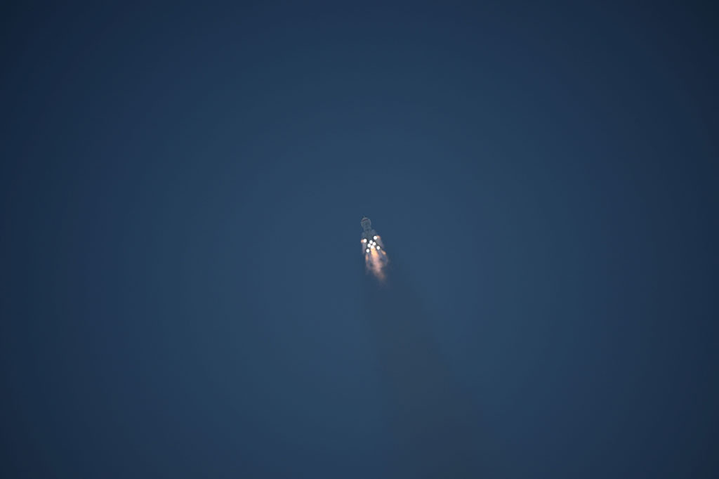 Kapten tim adalah Tang Hongbo, yang sedang menjalankan misi kembali pertamanya ke stasiun luar angkasa. Yang menemaninya adalah Tang Shengjie dan Jiang Xinlin, keduanya berusia tiga puluhan tahun dan masing-masing melakukan perjalanan luar angkasa perdananya.