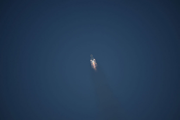 Kapten tim adalah Tang Hongbo, yang sedang menjalankan misi kembali pertamanya ke stasiun luar angkasa. Yang menemaninya adalah Tang Shengjie dan Jiang Xinlin, keduanya berusia tiga puluhan tahun dan masing-masing melakukan perjalanan luar angkasa perdananya.