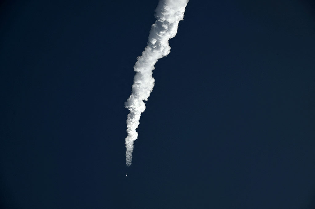 Anggota awak Shenzhou-16 sebelumnya -- yang sudah berada di Tiangong selama hampir lima bulan -- saat ini sedang bersiap untuk menerima ketiganya sebelum kembali ke Bumi minggu depan.