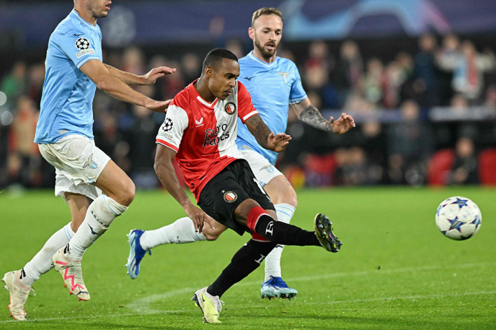 Feyenoord langsung mengambil inisiatif menyerang dan sudah memiliki peluang saat laga berjalan empat menit melalui upaya Igor Paixao. Sayang bola masih dapat diamankan kiper Lazio Ivan Provedel.