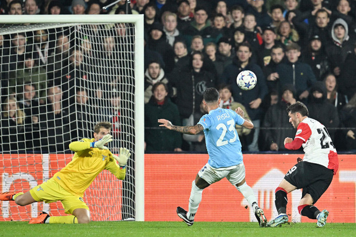 Pada menit ke-25 Feyenoord berhasil membobol gawang Lazio lewat Santiago Gimenez, namun golnya dianulir wasit setelah berkonsultasi dengan VAR karena dinilai terjadi offside terlebih dahulu.