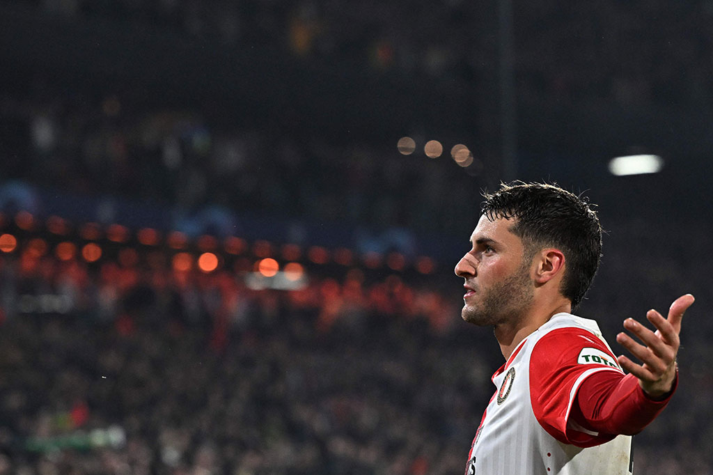 Feyenoord akhirnya mampu benar-benar membobol gawang Lazio menit 31 lewat tendangan kaki kiri Gimenez memanfaatkan umpan Matt Wieffer sehingga skor berubah menjadi 1-0.