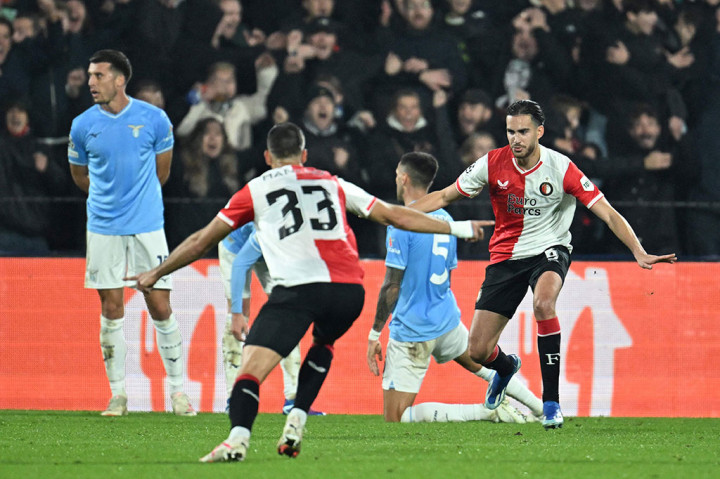 Menjelang berakhirnya babak pertama, Feyenoord dapat menggandakan keunggulan menjadi 2-0 lewat gol Ramiz Zerrouki meneruskana umpan Calvin Stengs dan skor tersebut bertahan hingga turun minum.