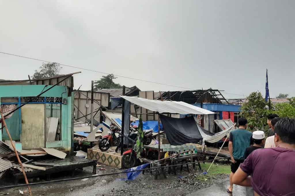 Cuaca buruk berupa hujan deras disertai angin kencang kembali melanda wilayah Provinsi Kalimantan Selatan. Angin kencang menyapu tiga daerah yaitu Kabupaten Barito Kuala, Hulu Sungai Selatan dan Hulu Sungai Tengah yang menyebabkan puluhan rumah warga dan fasilitas umum mengalami kerusakan.
