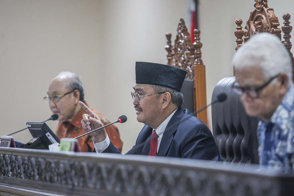Majelis Kehormatan Mahkamah Konstitusi (MKMK) menggelar rapat dengan agenda klarifikasi pelapor dugaan pelanggaran kode etik hakim konstitusi soal syarat usia capres-cawapres dalam Putusan Perkara Nomor 90/PUU-XXI/2023.