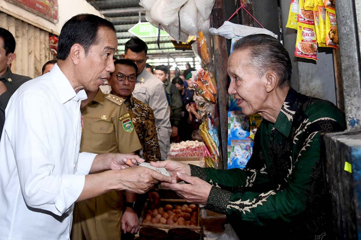 “Di sini saya lihat harga stabil, baik. Inflasi juga 2,28 (persen) juga sangat bagus, inflasinya terkendali,” ucap Presiden.