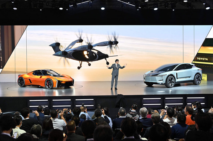 Mengusung tema Let's change the future of cars!, TMC memamerkan sejumlah teknologi kendaraan masa depan dalam beberapa model konsep berbasis baterai (battery electric vehicle/BEV) mulai dari mobil sport FT-Se hingga Land Cruiser Se.