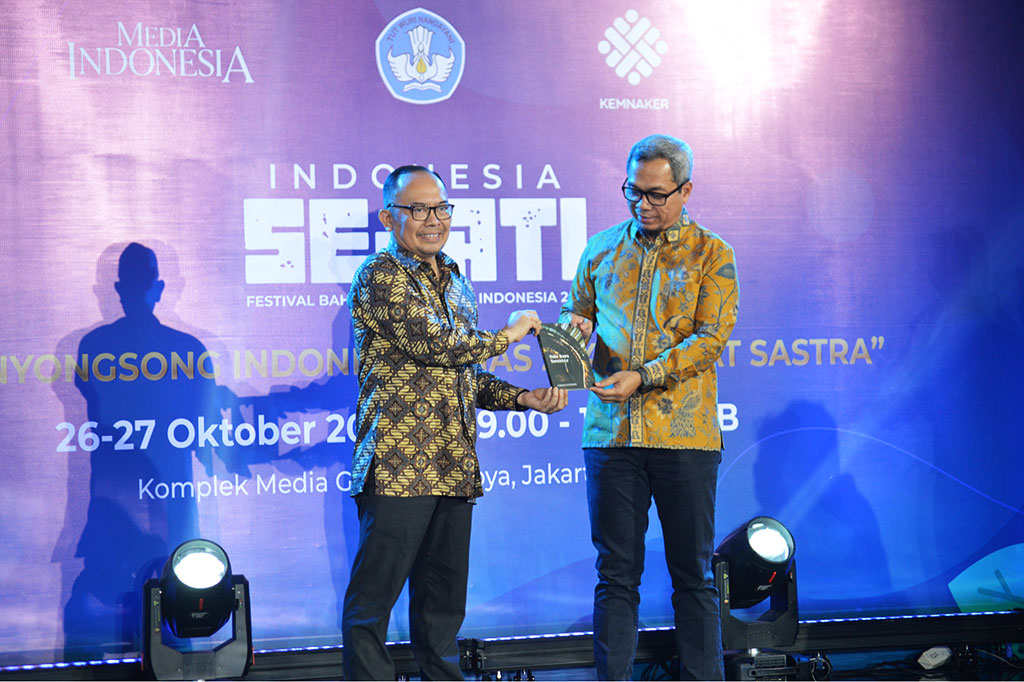 Bermula dari perjalanannya menyambangi berbagai negara di dunia, lahirlah Toko Buku Terakhir yang ditulis Direktur Jendral Informasi dan Komunikasi Publik di Kementerian Komunikasi dan Informatika Usman Kansong. Judulnya seperti menceritakan tentang toko-toko buku fisik yang tutup, tetapi isinya sebenarnya merupakan kumpulan tulisan Usman Kansong di media sosial tentang segala hal yang berkaitan dengan buku.