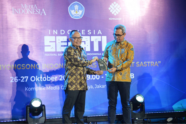 Bermula dari perjalanannya menyambangi berbagai negara di dunia, lahirlah Toko Buku Terakhir yang ditulis Direktur Jendral Informasi dan Komunikasi Publik di Kementerian Komunikasi dan Informatika Usman Kansong. Judulnya seperti menceritakan tentang toko-toko buku fisik yang tutup, tetapi isinya sebenarnya merupakan kumpulan tulisan Usman Kansong di media sosial tentang segala hal yang berkaitan dengan buku.