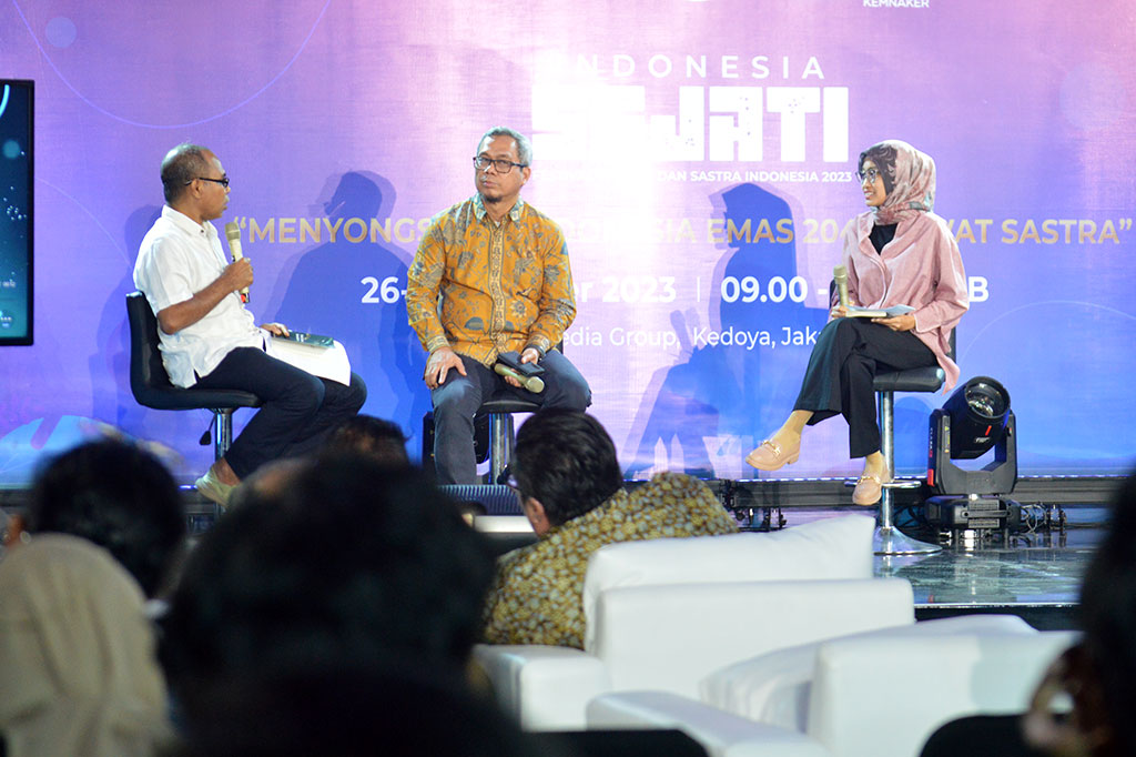 “Dengan membaca buku ini, juga bisa menangkap dia (Usman) sedang menafsirkan realitas dan dunia. Dia menunjukkan di dalam semesta buku. Bertemu dengan logika realitas yang disusun Usman atas buku-buku yang dibacanya,” kata Alexander.