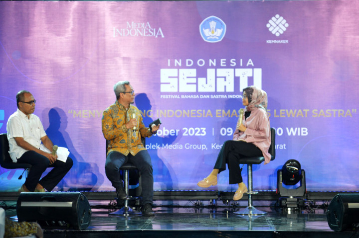 Menurut Usman, judul buku tersebut terinspirasi dari sebuah toko buku di Los Angeles, Amerika Serikat, The Last Bookstore. Di toko buku tersebut, Usman kagum dengan koleksi juga interior toko buku yang nyaman. Sementara, tulisan-tulisannya di media sosial tentang buku, ia dapatkan inspirasinya saat berkunjung ke Selandia Baru.