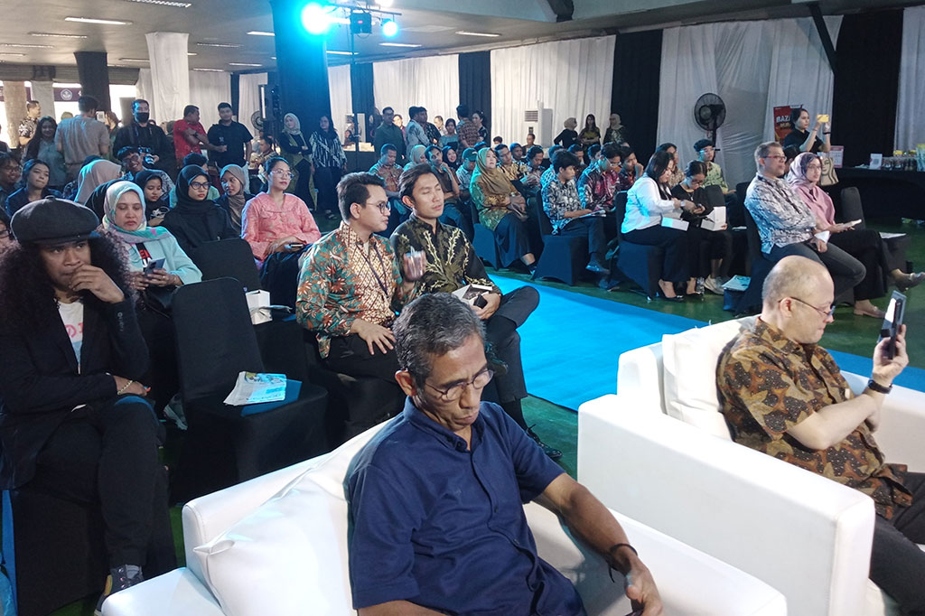 Melalui Toko Buku Terakhir, Usman juga ingin menyampaikan meski di era digital saat ini sebenarnya proses membaca buku fisik juga masih diperlukan. Menurutnya, ada sensibilitas yang berbeda ketika membaca buku digital dan fisik. Salah satunya adalah konsentrasi dalam membaca. Ia mengungkapkan, saat membaca buku digital lewat gawai, kemungkinan distraksinya akan lebih besar termasuk notifikasi. Sementara membaca buku fisik bisa lebih khusyuk.