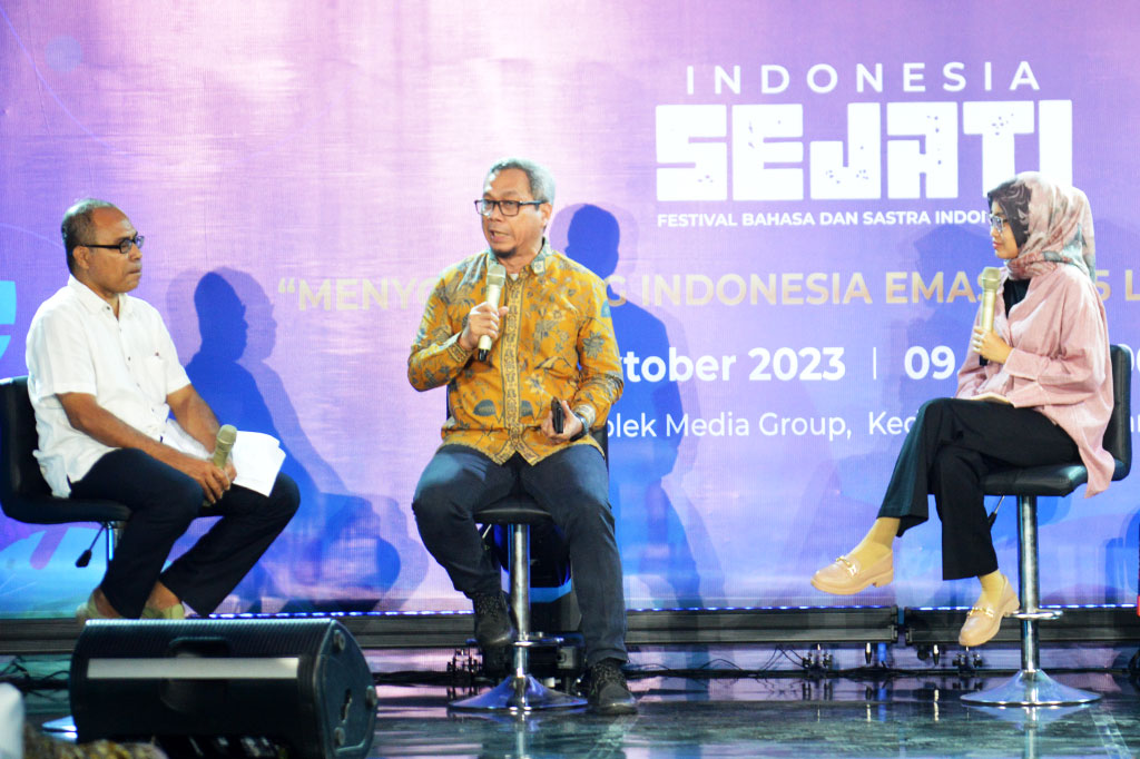 Beberapa bagian di Toko Buku Terakhir, Usman menuliskan resensi buku yang dibacanya, bagaimana ia mendapatkan buku tersebut, hingga beberapa pengalamannya dengan toko buku di berbagai negara. 