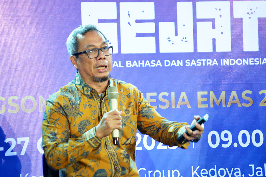 “Membaca menurut saya sumber pengetahuan. Tapi membaca itu juga luas ya tidak sekadar di buku. Segala hal bisa dibaca,” lanjut Usman.