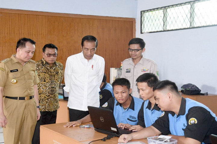 Karena, Jokowi meyakini keahlian dari para siswa dapat lebih terlatih sesuai dengan kebutuhan industri. 