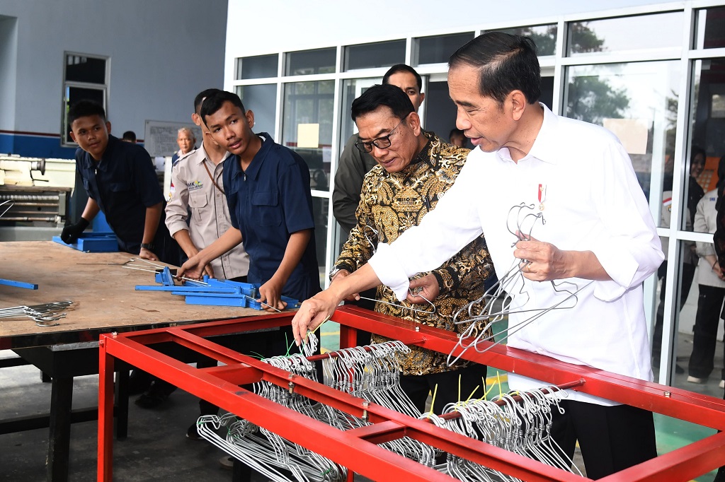 Ia pun mengapreasiasi keahlian dan keterampilan para siswa yang dapat membawa nama baik sekolah, seperti dalam bidang kesenian, perfilman, dan olahraga.