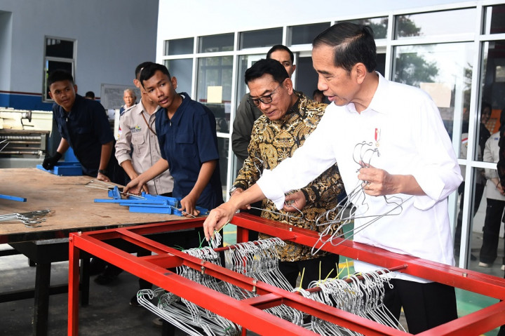 Ia pun mengapreasiasi keahlian dan keterampilan para siswa yang dapat membawa nama baik sekolah, seperti dalam bidang kesenian, perfilman, dan olahraga.