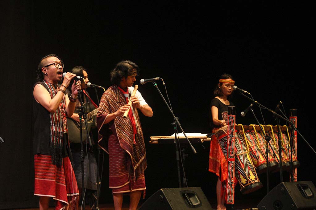 Dua penampil lain adalah Morale Chinese Orchestra yang konsisten melestarikan musik China dengan instrumen tradisi dalam bentuk musik kontemporer dan Talawengkar yang merupakan grup musik yang beranggotakan para perajin genteng di Jatiwangi.