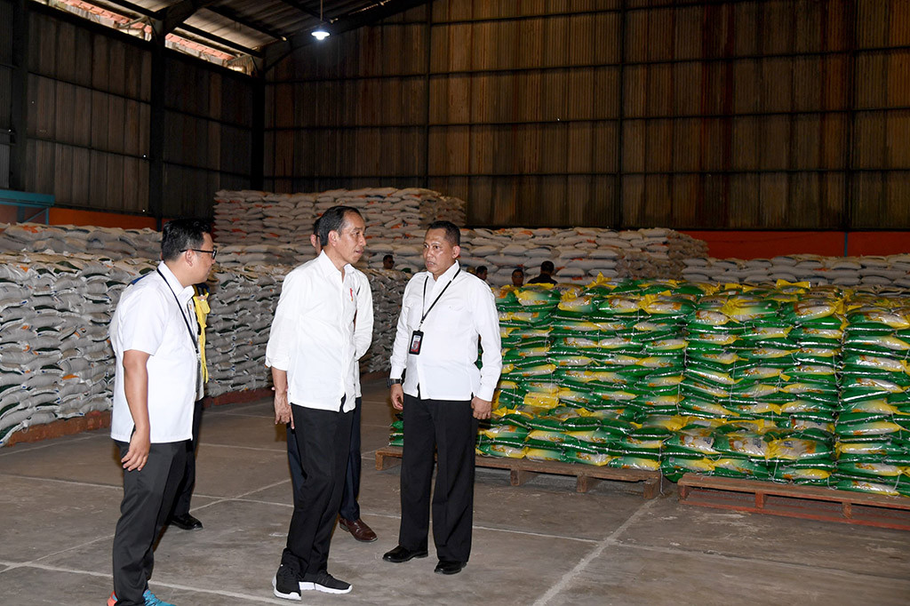 Presiden Joko Widodo meninjau persediaan pangan sekaligus menyerahkan bantuan pangan kepada keluarga penerima manfaat (KPM) di Gudang Bulog Sukamaju, Kota Palembang, Provinsi Sumatra Selatan, pada Kamis, 26 Oktober 2023. Kepada para penerima, Presiden menyampaikan bahwa saat ini pemerintah sedang merancang skema pemberian bantuan pangan cadangan beras pemerintah untuk tahun mendatang.