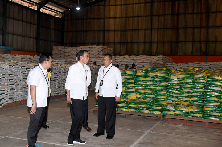 Presiden Joko Widodo meninjau persediaan pangan sekaligus menyerahkan bantuan pangan kepada keluarga penerima manfaat (KPM) di Gudang Bulog Sukamaju, Kota Palembang, Provinsi Sumatra Selatan, pada Kamis, 26 Oktober 2023. Kepada para penerima, Presiden menyampaikan bahwa saat ini pemerintah sedang merancang skema pemberian bantuan pangan cadangan beras pemerintah untuk tahun mendatang.