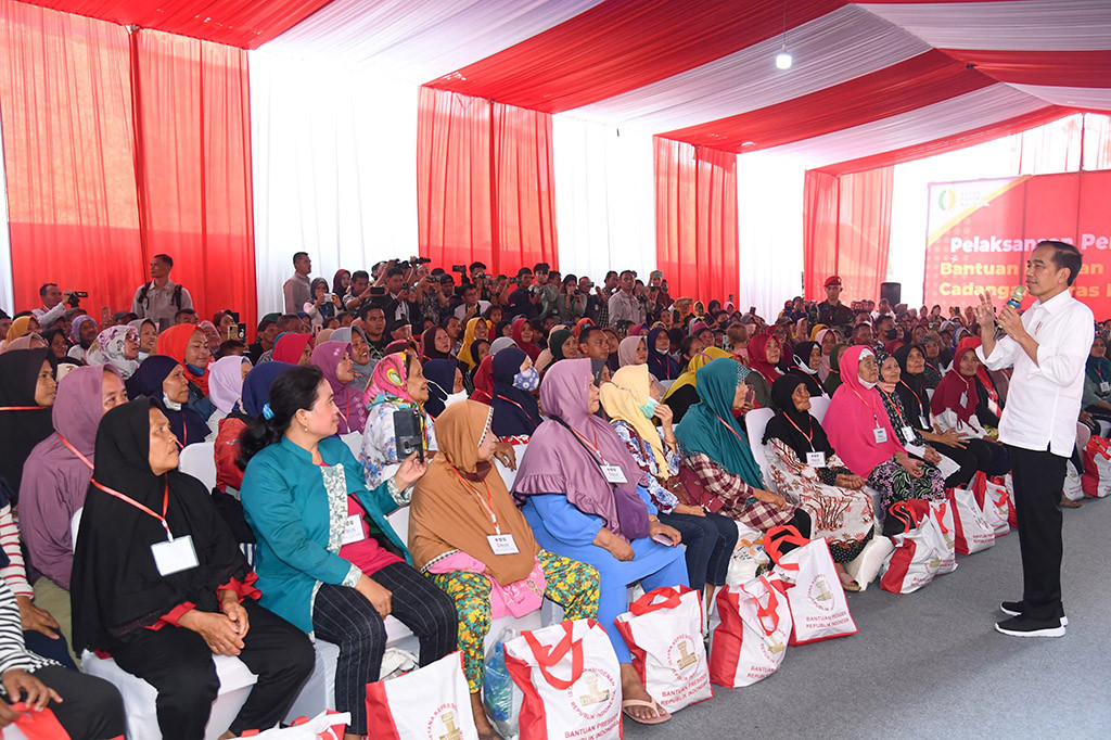 Pada kesempatan tersebut, Presiden juga berdialog sekaligus memberikan kuis kepada para penerima manfaat. Dengan penuh antusias, masyarakat pun menjawab pertanyaan tersebut.