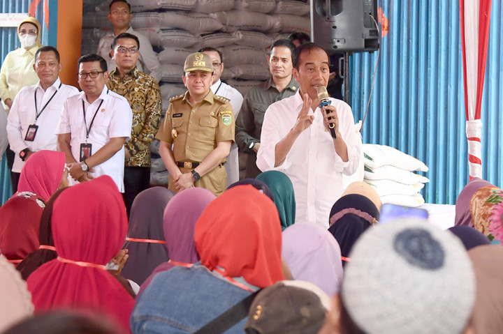 “Jadi nanti di bulan November, di bulan Desember, tolong rekening ibu-ibu dilihat ada tambahannya enggak, karena akan kita transfer insyaallah Rp200 (ribu), Rp200 (ribu), berarti Rp400 ribu,” tutur Kepala Negara.