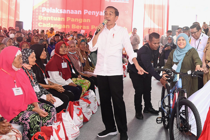 Sementara pada akhir tahun 2023, Kepala Negara mengatakan bahwa pemerintah menyiapkan tambahan bantuan sosial sejumlah Rp400 ribu kepada para penerima.