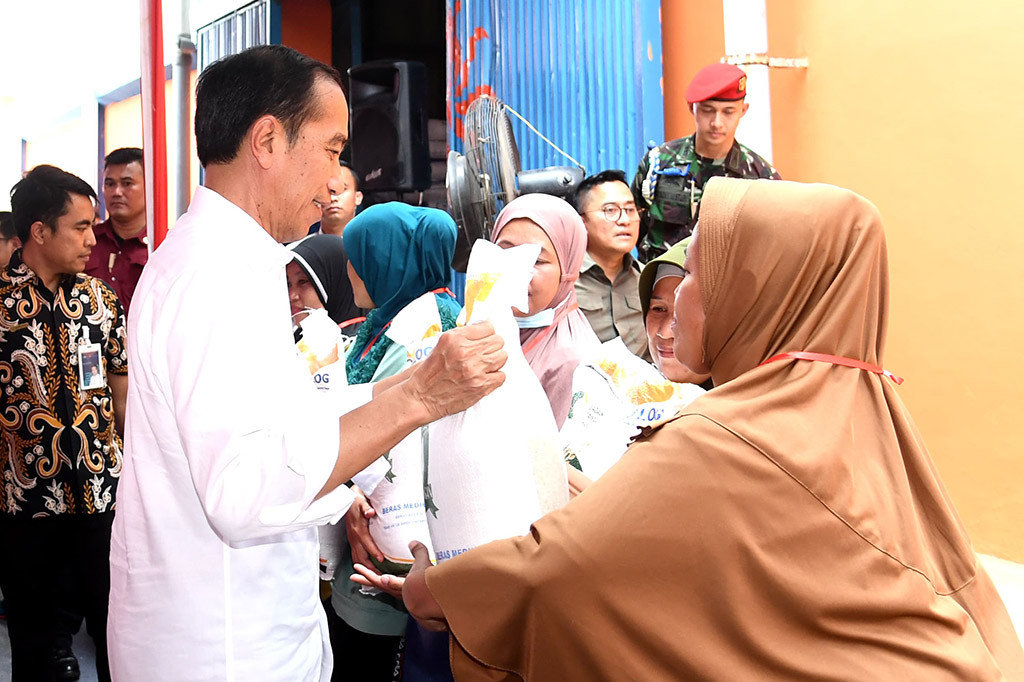 “Nanti di Bulan Januari, Februari, Maret, 10 kg, 10 kg, 10 kg, setuju enggak? Dengan catatan APBN-nya nanti mencukupi jadi kita berdoa bersama kalau APBN-nya mencukupi nanti Januari langsung, Januari, Februari, Maret,” ucap Presiden.