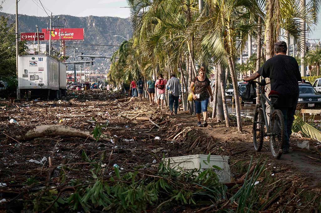 Otis menerjang Acapulco dengan kecepatan angin 165 mil (270 kilometer) per jam, memecahkan jendela, menumbangkan pohon dan sebagian besar memutus komunikasi dan jalur jalan raya dengan wilayah tersebut. Badai tersebut menghancurkan sebagian besar bangunan, meninggalkan lubang menganga di dinding menara bertingkat tinggi.