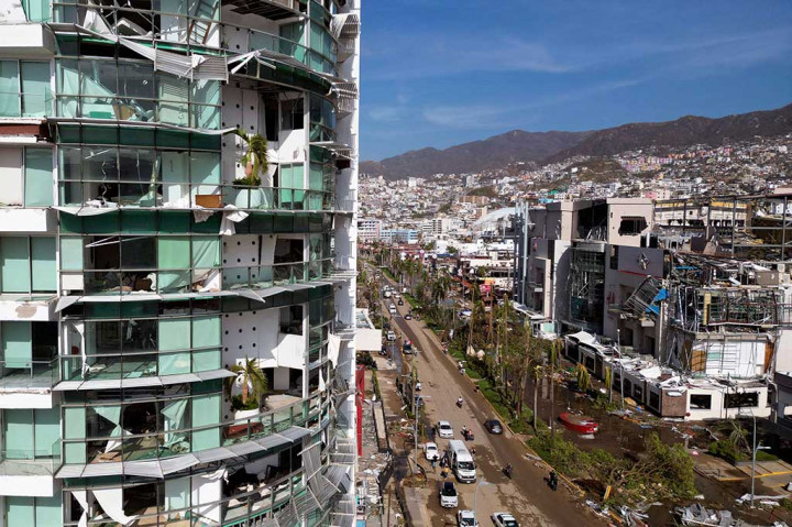 Presiden Andres Manuel Lopez Obrador tiba di lokasi kejadian Rabu malam, setelah konvoinya menemukan jalan-jalan tertutup tanah longsor dan puing-puing lainnya, sehingga memaksa para pejabat untuk berjalan di sebagian jalan. 