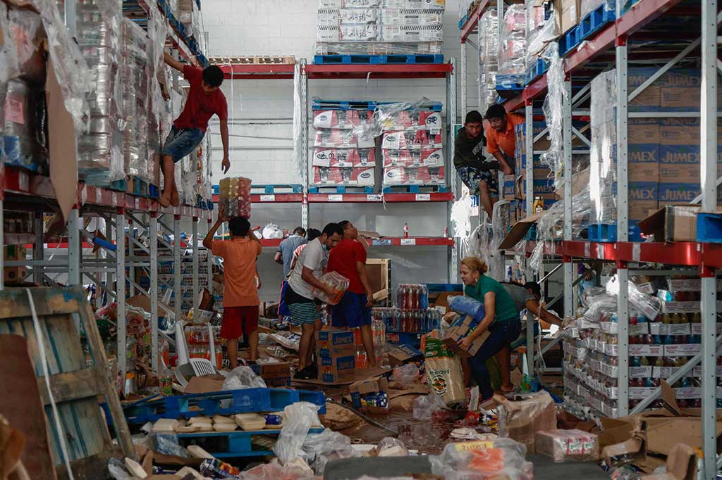 “Acapulco benar-benar bencana. Tidak seperti sebelumnya,” kata Eric Hernandez, 24 tahun. “Toko-toko dijarah semua, orang berebut barang. Jadi kami putuskan jalan kaki karena tidak ada yang tersisa di sana.”