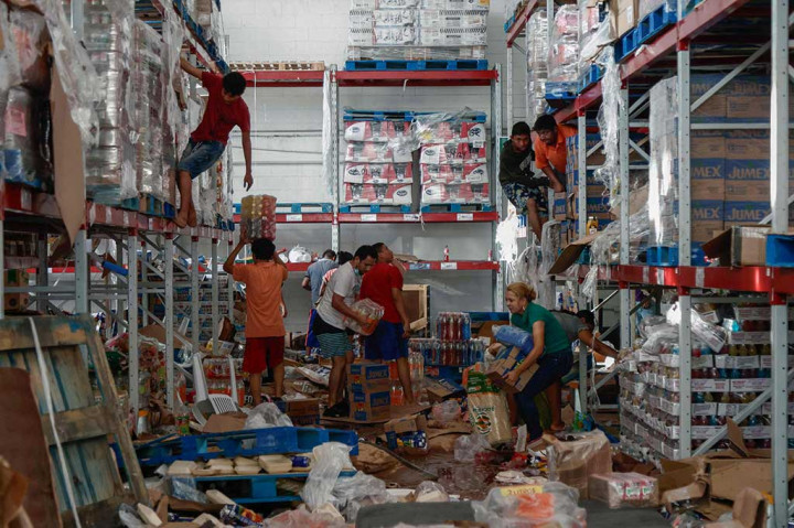 “Acapulco benar-benar bencana. Tidak seperti sebelumnya,” kata Eric Hernandez, 24 tahun. “Toko-toko dijarah semua, orang berebut barang. Jadi kami putuskan jalan kaki karena tidak ada yang tersisa di sana.”