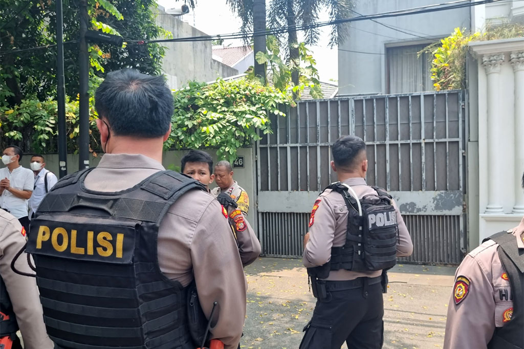  Polda Metro Jaya menggeledah dua rumah Ketua KPK Firli Bahuri yang beralamat di Villa Galaxy, Jaka Setia, Bekasi Selatan, Kota Bekasi, Jawa Barat, dan Kertanegara, Jakarta Selatan. 