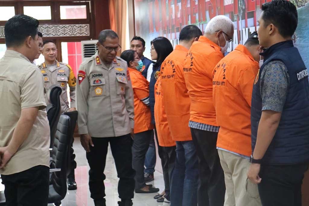 Kapolda Nusa Tenggara Timur (NTT) Irjen Johni Asadoma membeberkan peran masing-masing tersangka dalam kasus korupsi pembangunan Rumah Sakit (RS) Pratama Boking pada 2017 yang merugikan negara Rp16,5 miliar dari anggaran Rp17,4 miliar.