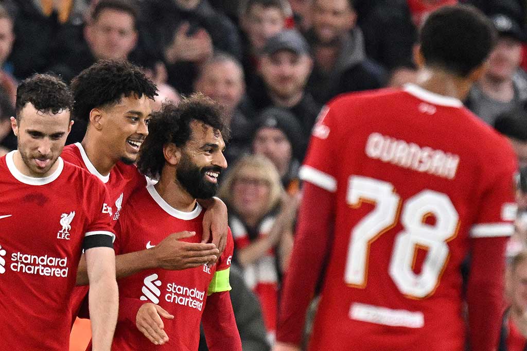 Mohamed Salah kemudian menutup pesta gol tuan rumah menjadi 5-1 di masa tambahan waktu.