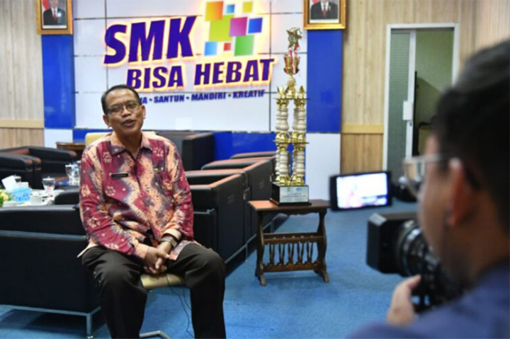 Kepala SMK Negeri 2 Palembang, Suparman, bercerita tentang bagaimana awalnya Presiden Jokowi tertarik untuk memberikan mobil listrik ke sekolah yang dipimpinnya. Menurutnya, saat Presiden Jokowi meninjau jurusan teknik kendaraan ringan di sekolahnya, Suparman menyampaikan bahwa pihaknya masih kekurangan mobil berteknologi hybrid sebagai bahan praktik. Mendengar hal tersebut, Presiden Jokowi justru menawarkan alternatif lain, yaitu mobil listrik.