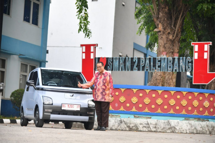 Setelah kunjungan Presiden Jokowi pada pagi hari, mobil listrik yang dijanjikan tersebut pun datang ke SMK Negeri 2 Palembang pada siang harinya. Mobil tersebut kemudian diserahterimakan dari pihak Sekretariat Presiden yang mewakili Presiden Jokowi ke pihak SMK Negeri 2 Palembang.