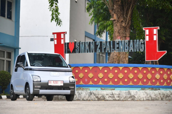 “Kami sekali lagi mengucapkan terima kasih, semoga bantuan mobil listriknya bisa kami manfaatkan untuk pembelajaran siswa dan juga kalau bisa semua jurusan dapat bantuan karena teknologi selalu berkembang, sedangkan kita teknologinya tetap yang seperti ini ya nanti ketinggalan dengan dunia industri,” tandasnya.