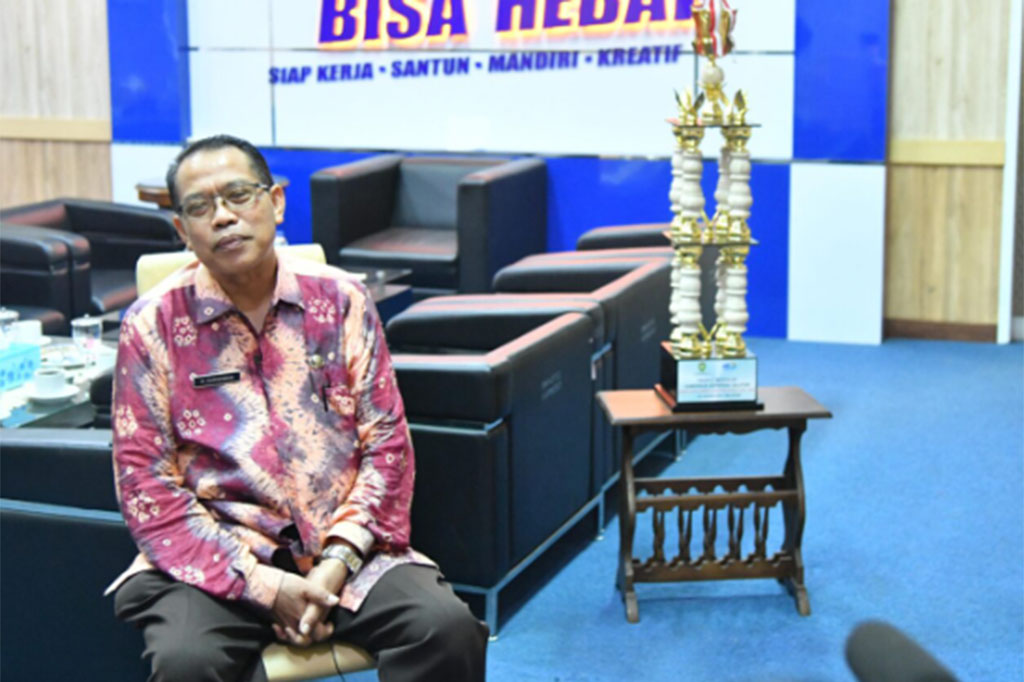 “Alhamdulillah saya ngomong minta bantu mobil listrik, kemudian beliau (Presiden Jokowi) bilang ‘Oke siang ini kami antar. Mau mobil yang mana?’ Kalau saya mana saja yang penting mobil listrik. Tapi kalau misalkan dia masih pakai bahan bakar, di sini sudah cukup. Dan beliau berikan mobil listrik,” tutur Suparman.